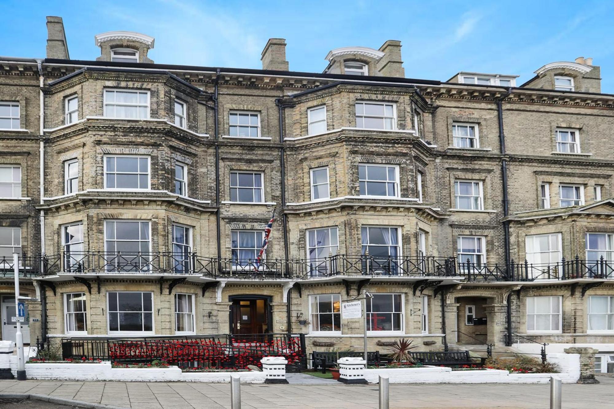 Oyo Lord Kitcheners Guest House Lowestoft Esterno foto